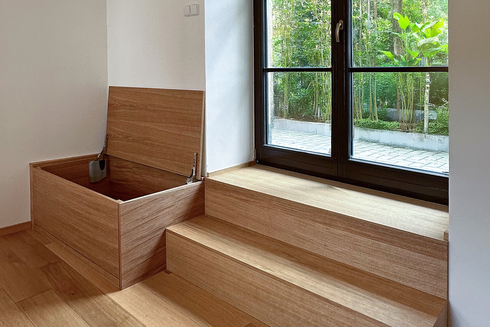 Schodiště s úložným prostorem